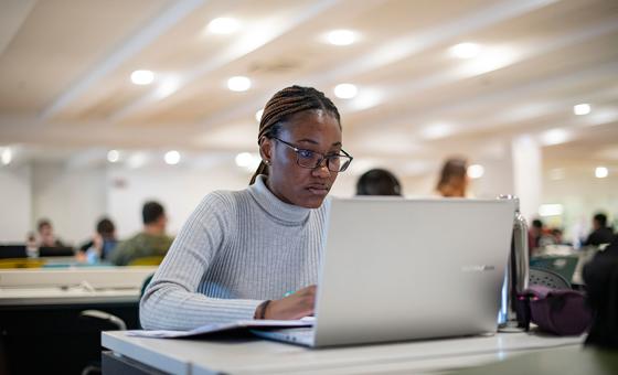 Desigualdades persistentes privam jovens de trabalho digno na África Ocidental