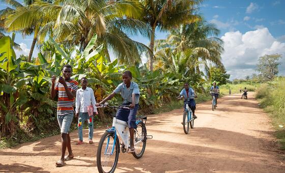 De horas a pé aos pedais da esperança: Moçambique vive impacto da educação sobre rodas