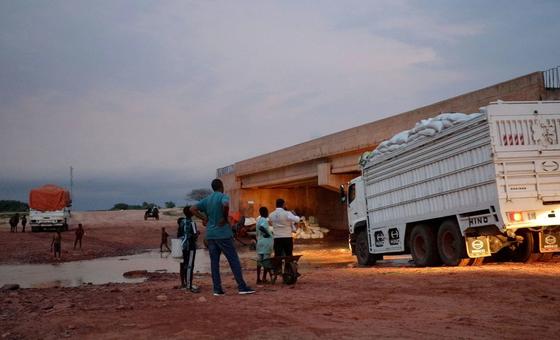 Sudão: Ataque aéreo fatal contra comboio da ONU destrói alimentos para milhares