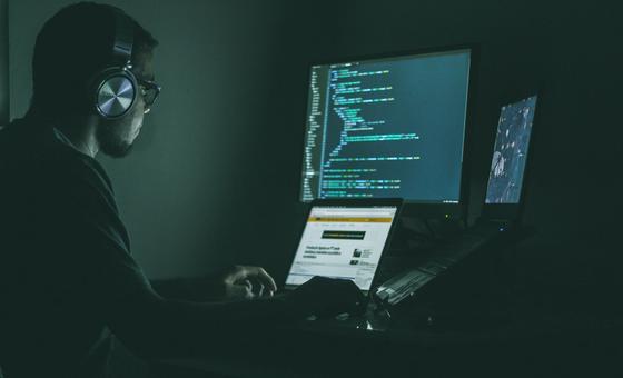 Inteligência artificial facilita expansão do crime organizado e delitos cibernéticos
